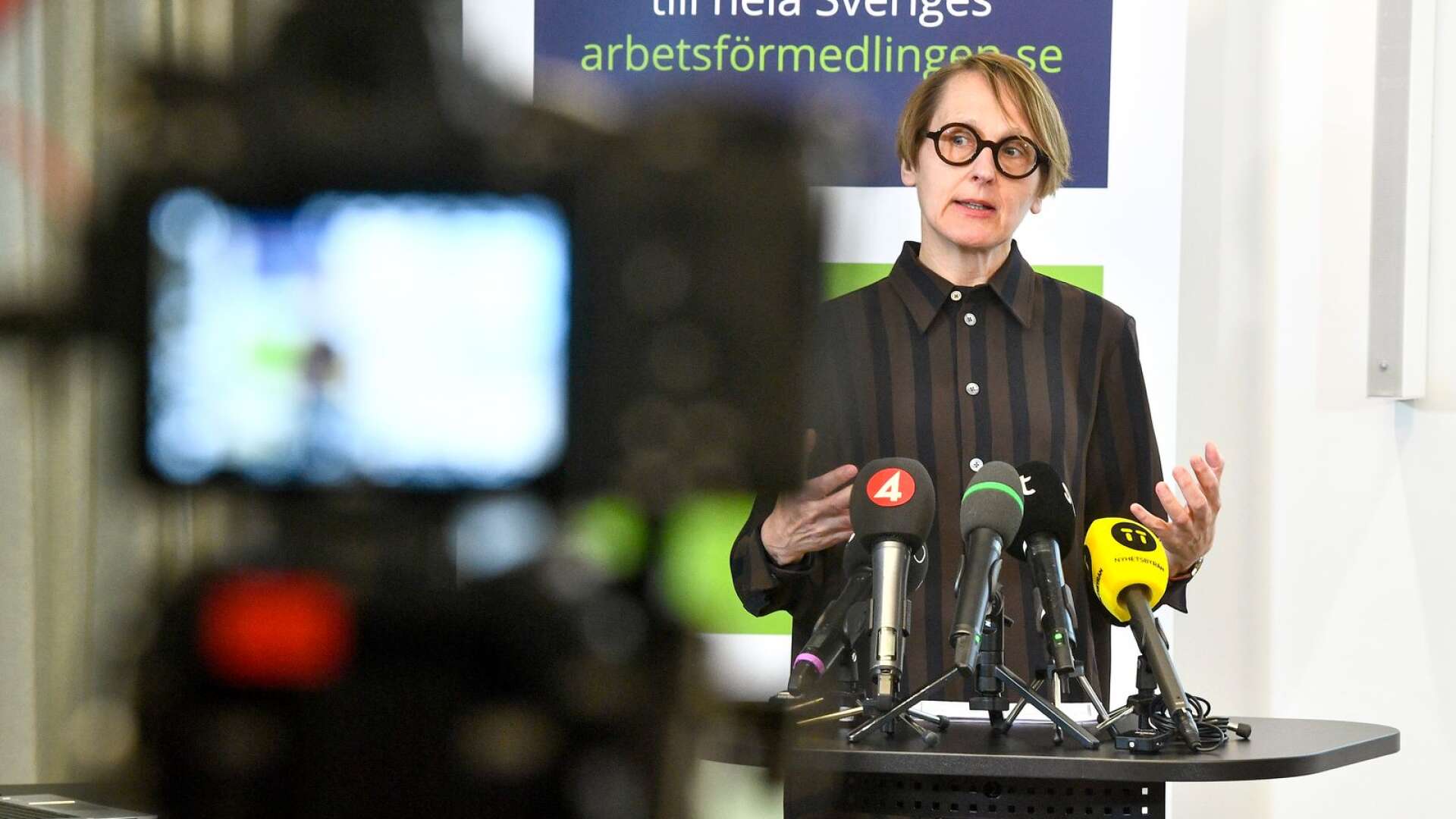 Annika Sundén, analyschef på Arbetsförmedlingen under Arbetsförmedlingens pressträff i Stockholm på måndagen.