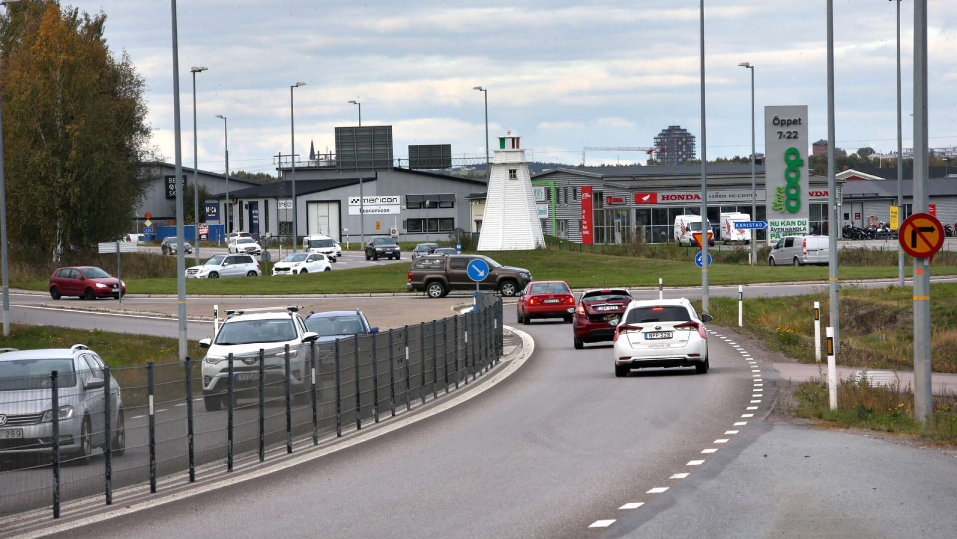 Fotgängare korsar den hårt trafikerade Hammaröleden vid Nolgård.