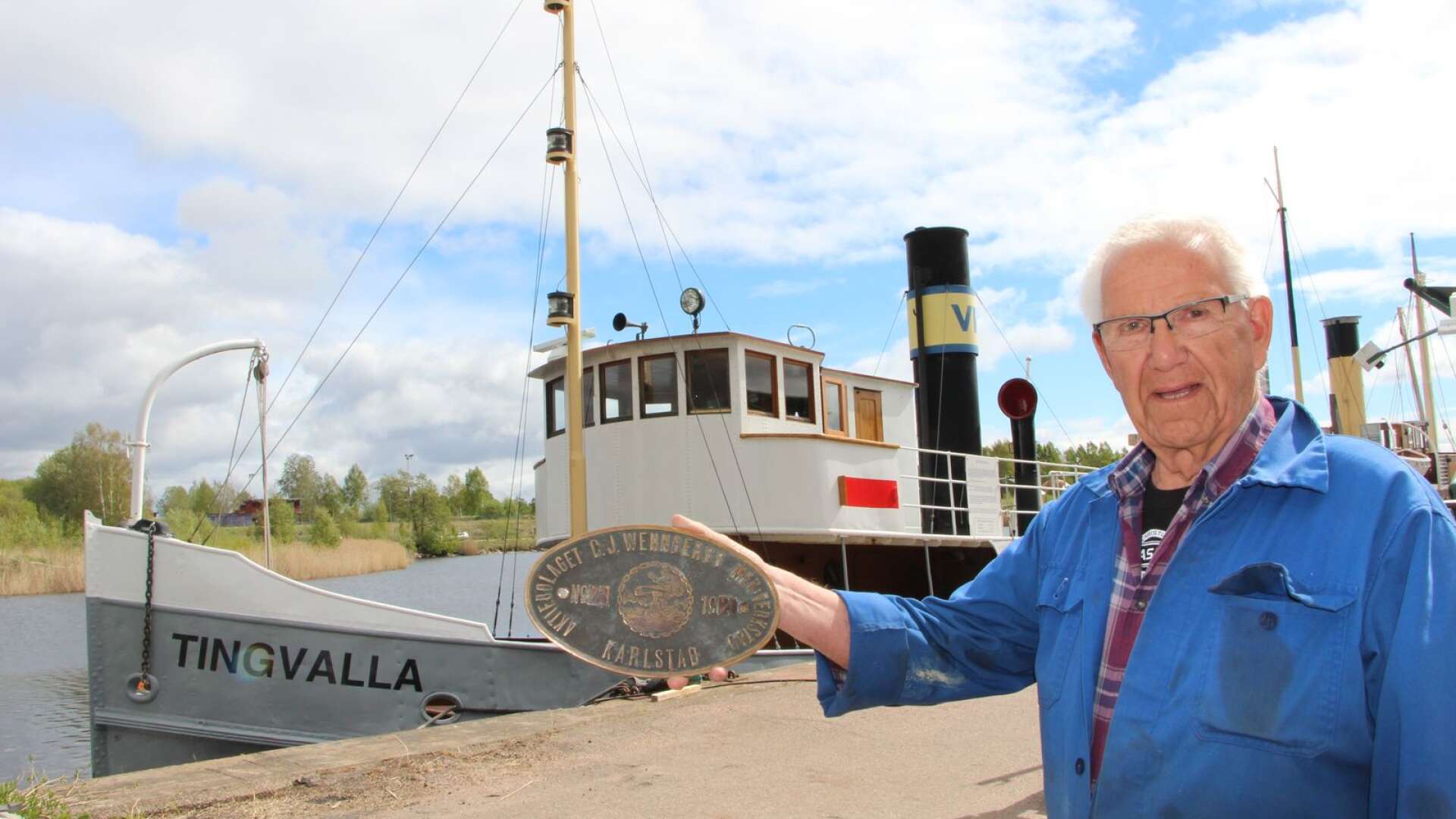 Ångbåtssällskapet Polstjärnan äger bogserbåten Tingvalla som nu fyller 100 år. Här står maskinchefen Siwert Andersson med emblemet som visar att båten byggdes på Wennbergs mekaniska verkstad.