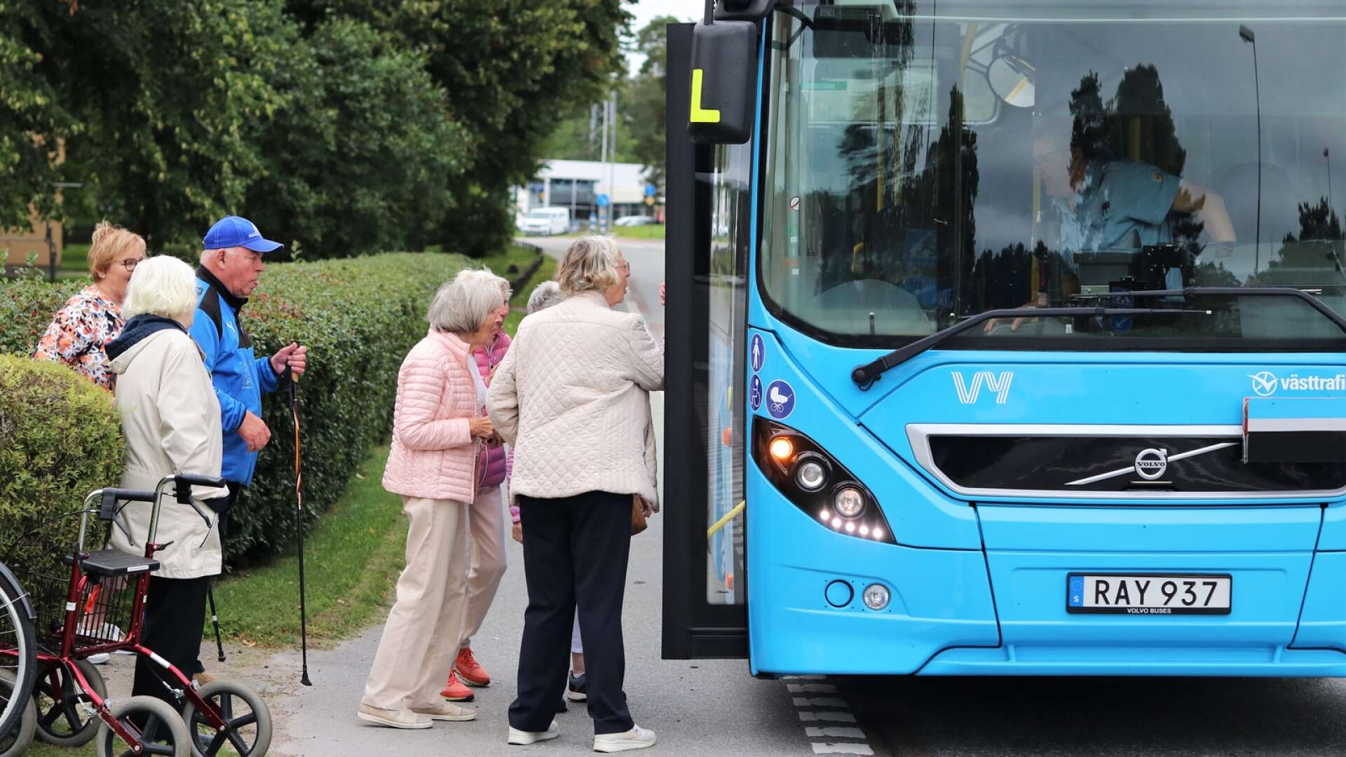 Åmålsrundan ingick inte i Västtrafiks nya trafikavtal, som började gälla den 21 augusti. Åmåls kommun ansåg dock att busslinjen behövdes och gick in och finansierade den genom ett tillköp av Västtrafiks tjänster. 