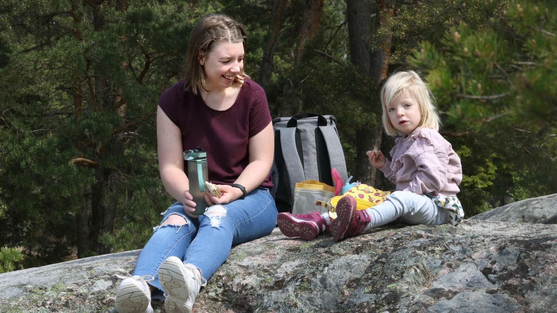Maria Lindqvist tillsammans med dottern Livia, 3, på Torsö. 