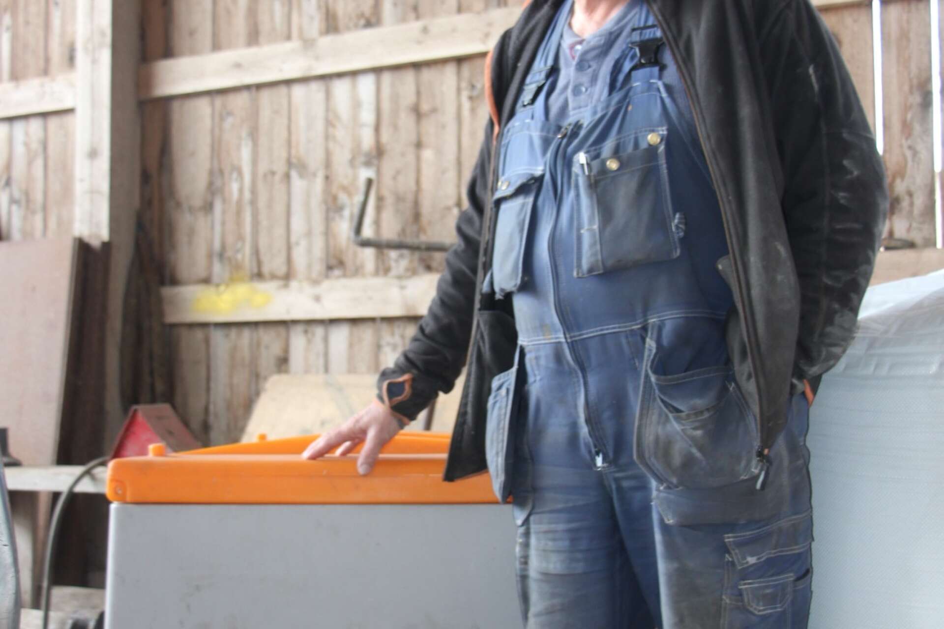 Lennart Bogren visar sin reservdieseltank, den rymmer 400 liter. ”Det är inte klokt, det kostar över tiotusen bara att fylla den här”