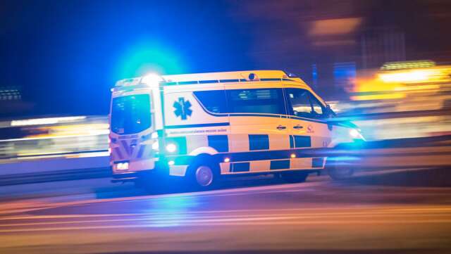En bilist fördes till sjukhus efter en olycka i Falköping. 