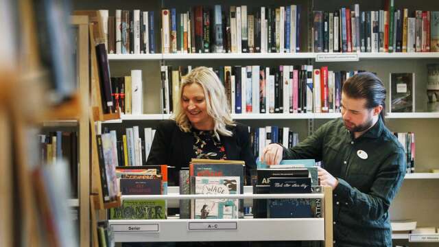 Personalen på Mariestads bibliotek plockar gärna ihop böcker efter önskemål till den som på grund av coronapandemin hellre vill ha hemleverans av litteraturalster. 