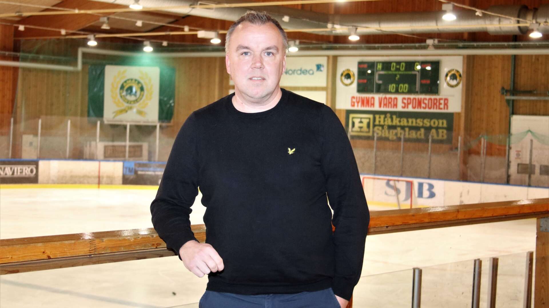 Ordförande Mikael Engberg och Åmåls SK har haft en tung höst. Förlustsviten var uppe i åtta raka matcher och ÅSK låg sist i Hockeytvåan västra C, innan det vände mot Hällefors IK.