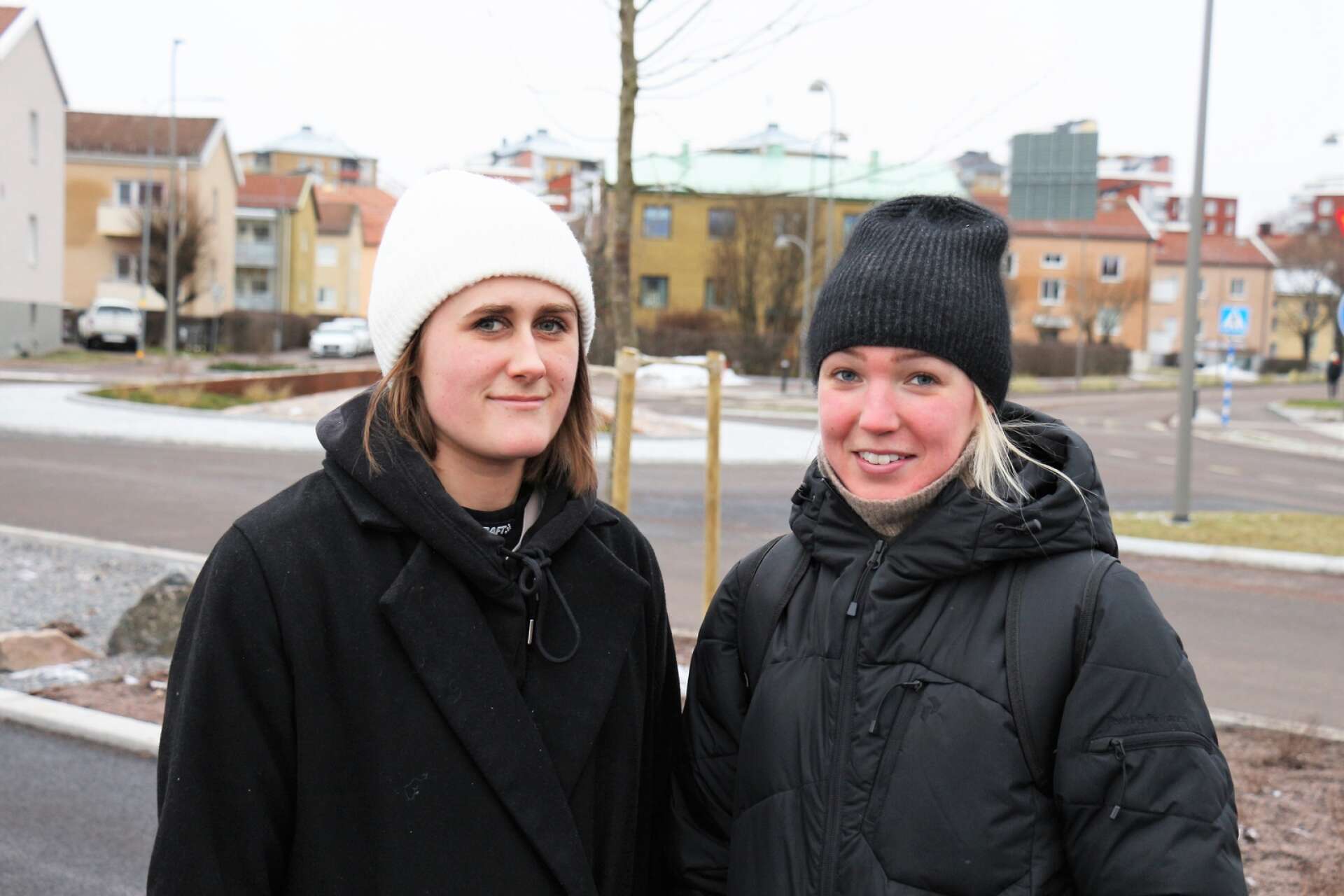 Evelina Björk och Klara Halvordsson var ute på promenad i det råa januarivädret.