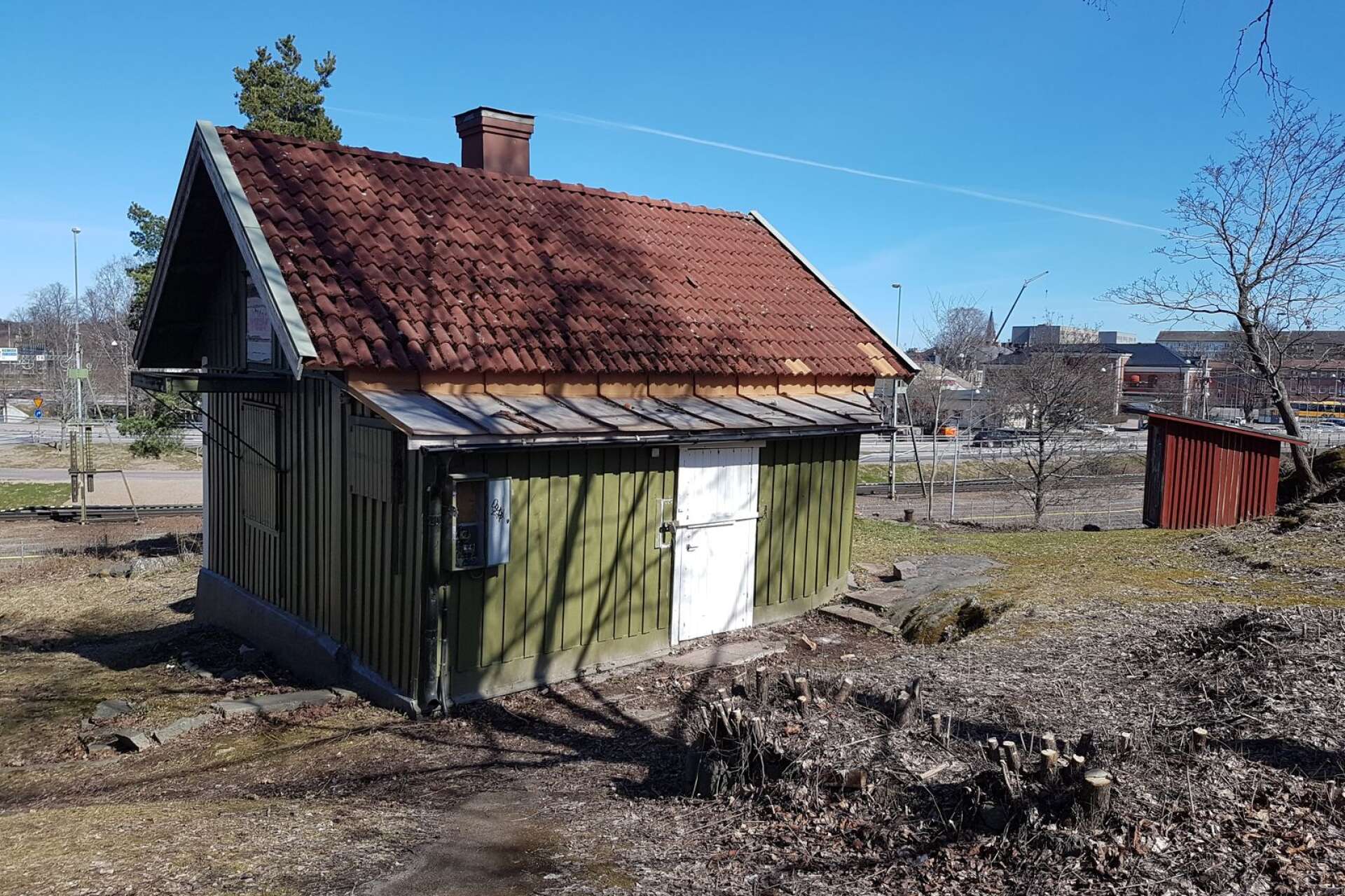Politikern Peter Sörensen (KPL) begär en skyndsam tillsyn av det gröna huset på Kvarnberget.