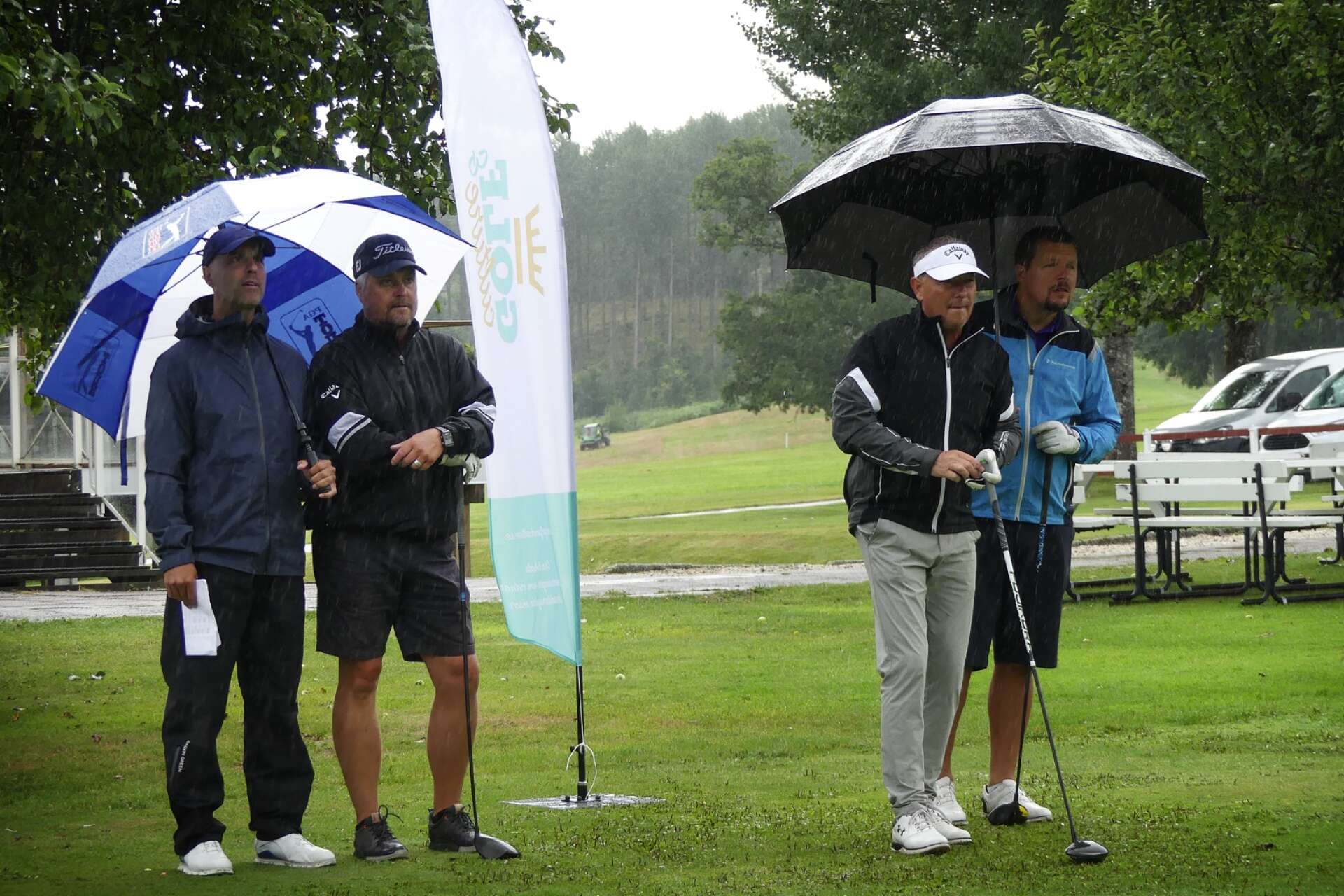 Jonas Taheri Wiik (till vänster), som tog över Golf &amp; Culture föra året, stod med ett riktigt fint pris till tävlingens vinnare.