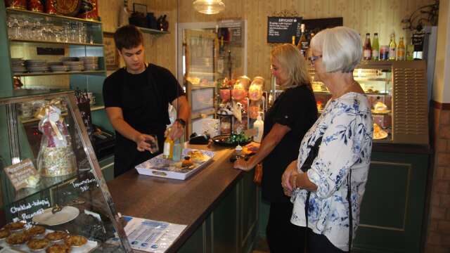 Esters café är öppet till försäljning, den sista augusti stänger Lotta Ståhl och Lars Gunnar Larsson igen för gott - i alla fall som nuvarande ägare. 