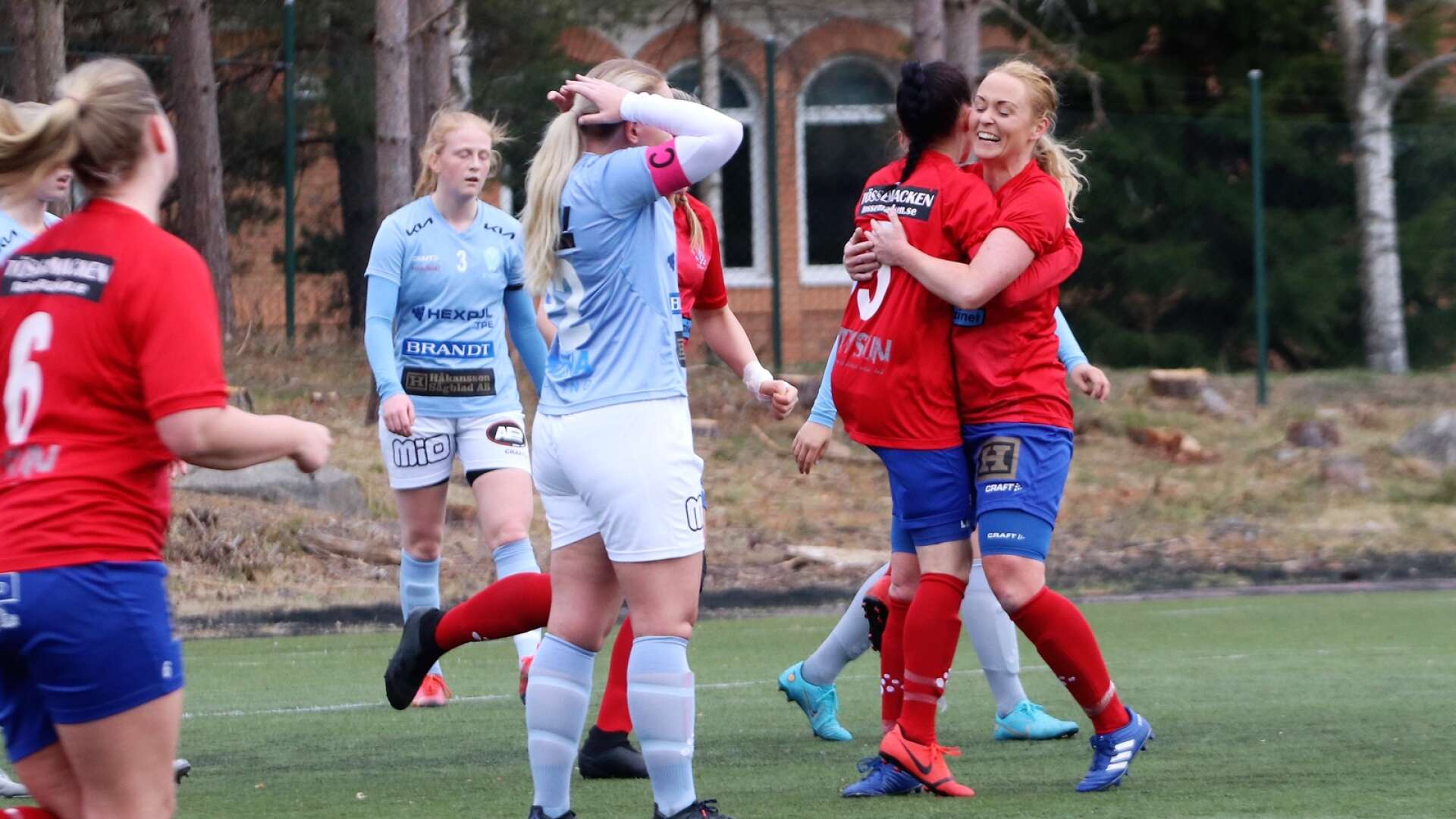 Anna Söderqvist kramar om målskytten Linnea Dalstrand efter 1–1-kvitteringen.