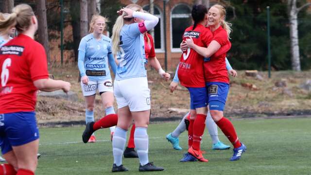 Tösses Anna Söderqvist gjorde fyra mål när Kroppefjäll/Frändefors besegrades med hela 9–3 på Tösesvallen. Här kramar hon om lagkamraten Linnea Dalstrand i en match mot Viken lag 2 tidigare under säsongen.