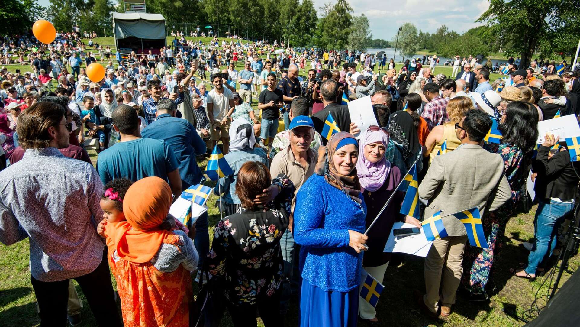 Kolod Fanous (i blått) hyllades tillsammans med alla de andra nya svenska medborgarna i Karlstad framför publiken på Sandgrund.