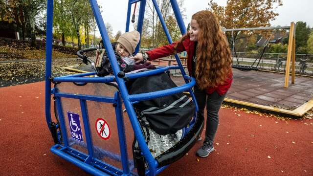 Hultsbergsskolan har jobbat med sin skolgård och fått Karlstads första rullstolsgunga. Nu vill Moderaterna se en liknande i stadsparken.