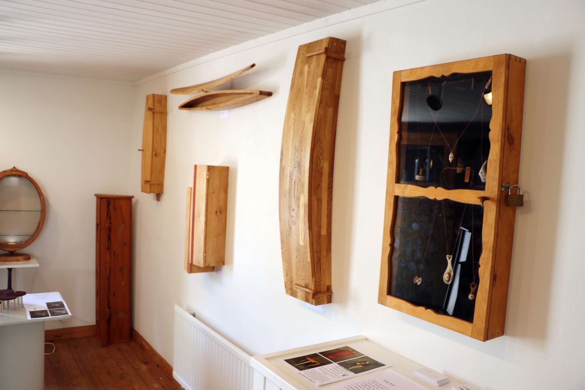 Bilden är tagen från Hans Wegbrants utställning i Åmål 2019. I år visar han väggskåp, golvskåp, renhornsknivar och smycken mellan 26 juni och 15 juli.