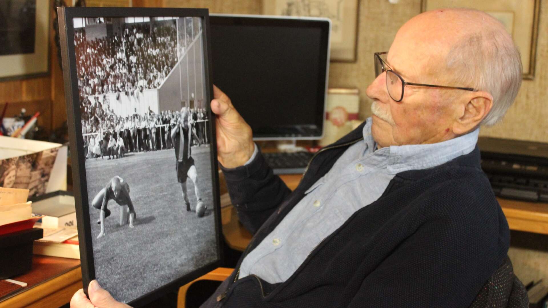 Åke Jansson med en av sina mest minnesvärda foton. Åke tog bilden på Sporthälla 1964 när Sifhälla spelade seriefinal mot Hammarby.