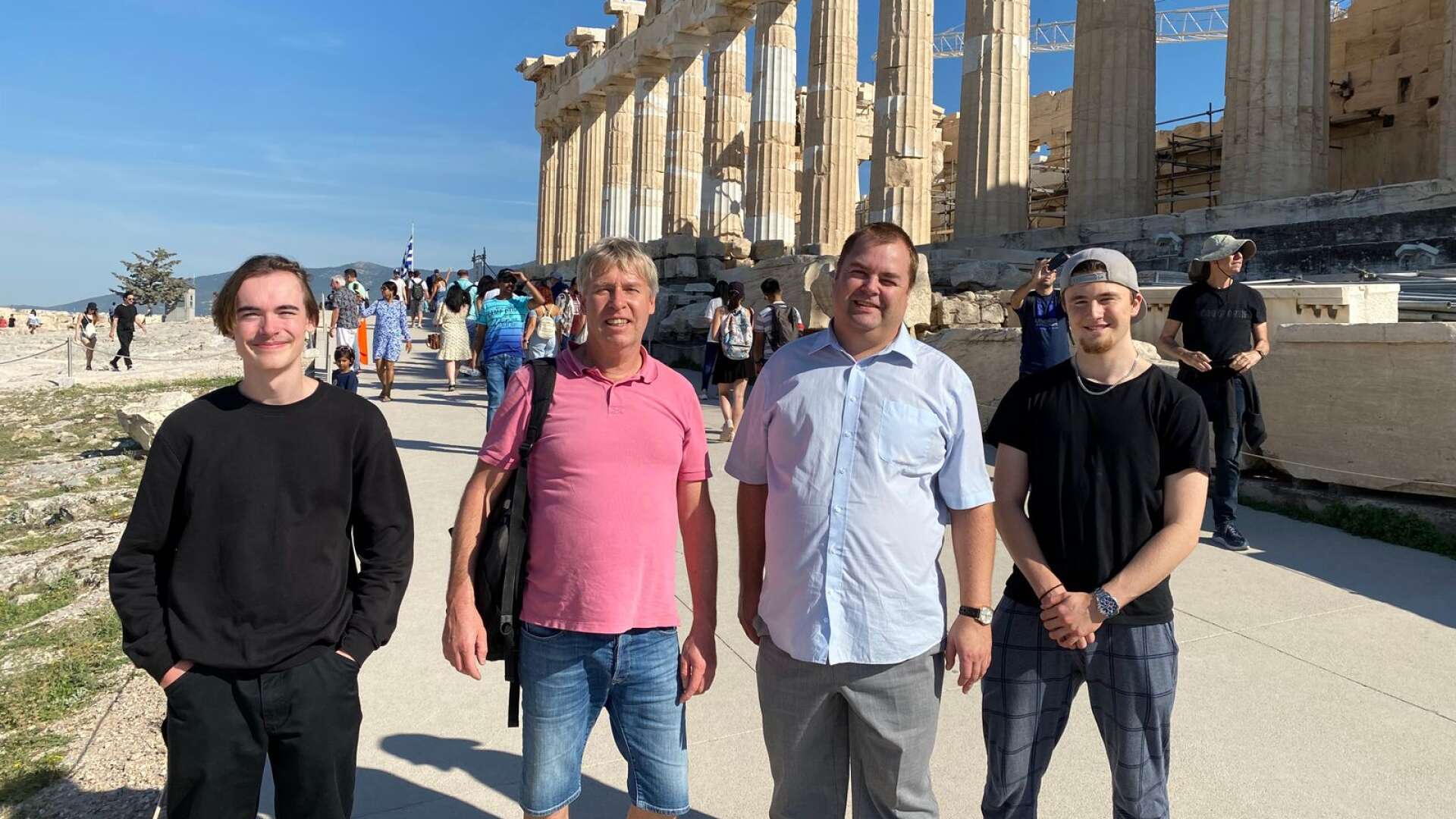 Innan bussresan till Volos på söndagen besöktes klassiska Akropolis i Aten. På bilden ses Leo Becker, Anders Andersson, Martin Andersson och Viktor Månsson.