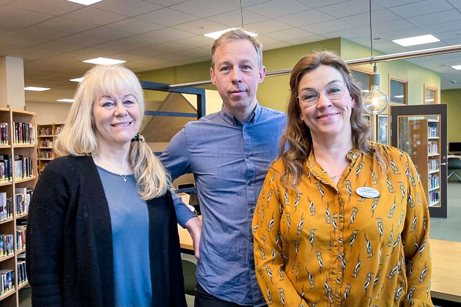 Biblioteket i Sundsta-Älvkullegymnasiet i Karlstad tilldelas 2022 års utmärkelse ”Skolbibliotek i världsklass”. Här bibliotekarierna Hellen Andersson, Per Boström och Eva von Knorring.