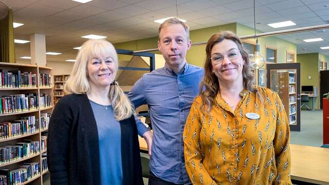 Biblioteket i Sundsta-Älvkullegymnasiet i Karlstad tilldelas 2022 års utmärkelse ”Skolbibliotek i världsklass”. Här bibliotekarierna Hellen Andersson, Per Boström och Eva von Knorring.