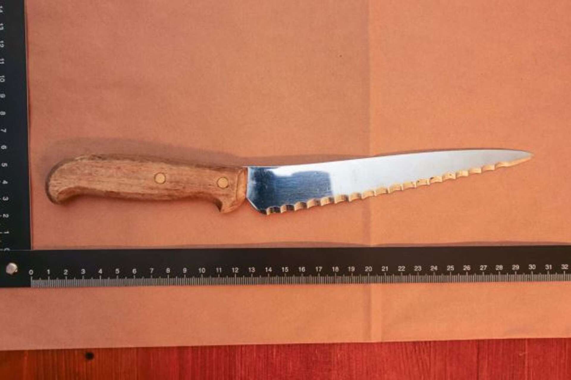 Brödkniven som polisen hittade i lägenheten och som tros vara den som de använt för att hota männen.