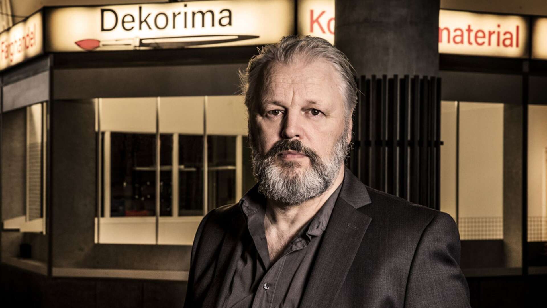 Lars-Olof Lampers vid Dekorima i gathörnet Sveavägen-Tunnelgatan i Stockholm där statsminister Olof Palme mördades.