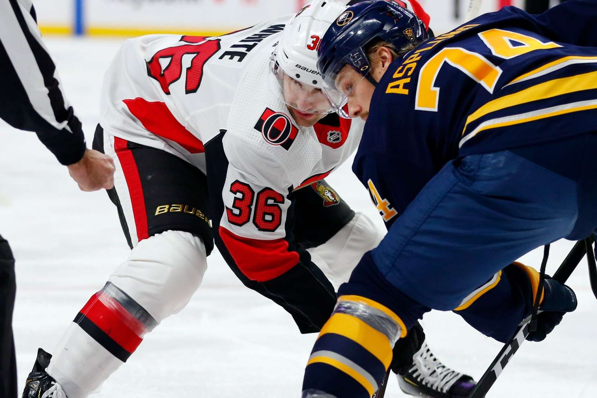 Filipstadsfostrade Rasmus Asplund fick debutera i NHL för sitt Buffalo Sabres i lördags i en hemmamatch mot Ottawa Senators. Här ställs han mot Ottawas Colin White i en tekning.