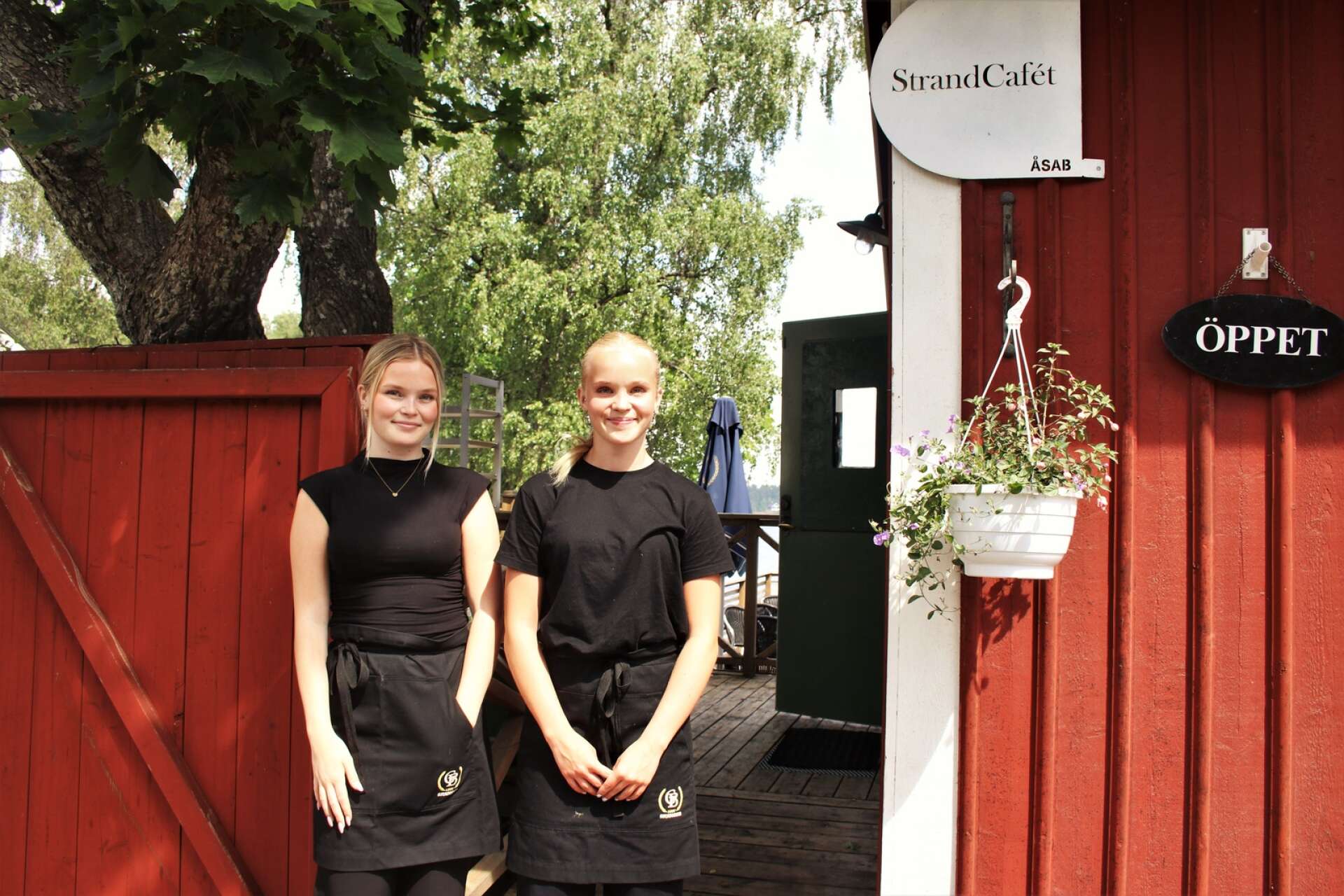 Elvira och Elin Ackerblad sommarjobbar på Strandkaféet.