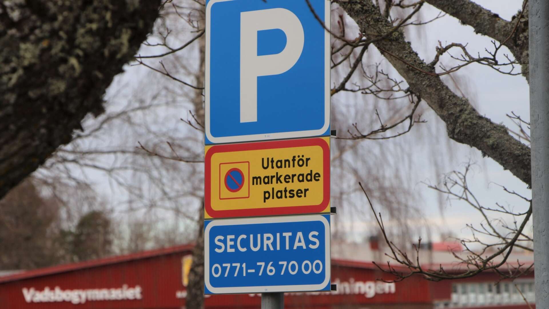 Numera gäller det att parkera på rätt plats vid Vadsbogymnasiet och Tunaholmsskolan.
