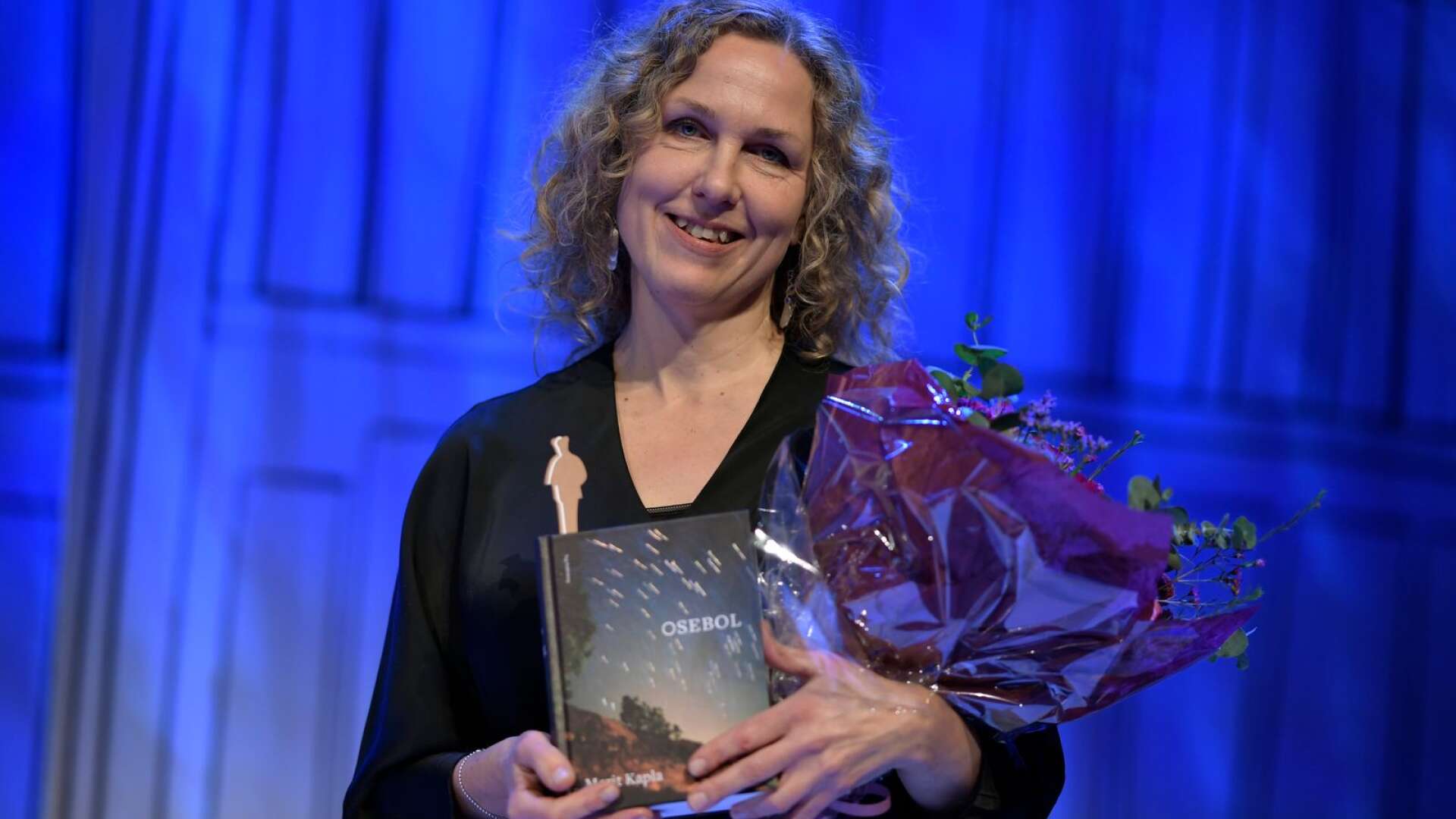 Marit Kapla tog hem priset Årets svenska skönlitterära bok för Osebol under Augustgalan i höstas. I april kommer hon till Årjängs bibliotek.