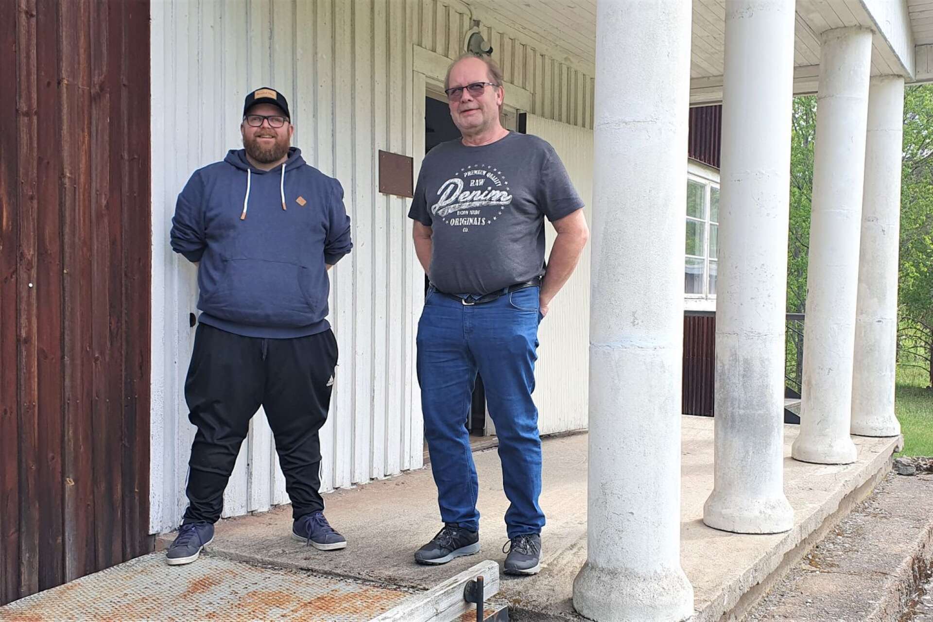 Andreas Arvidsson och Kjell-Åke Einarsson i Östmarks motor- och fritidsförening utanför hemvärnsgården.