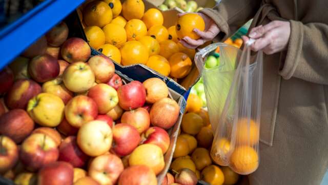 Svenskar som köper frukt och grönt i Norge får inte ta med sig det tillbaka. Om det inte rör sig om till exempel bananer.