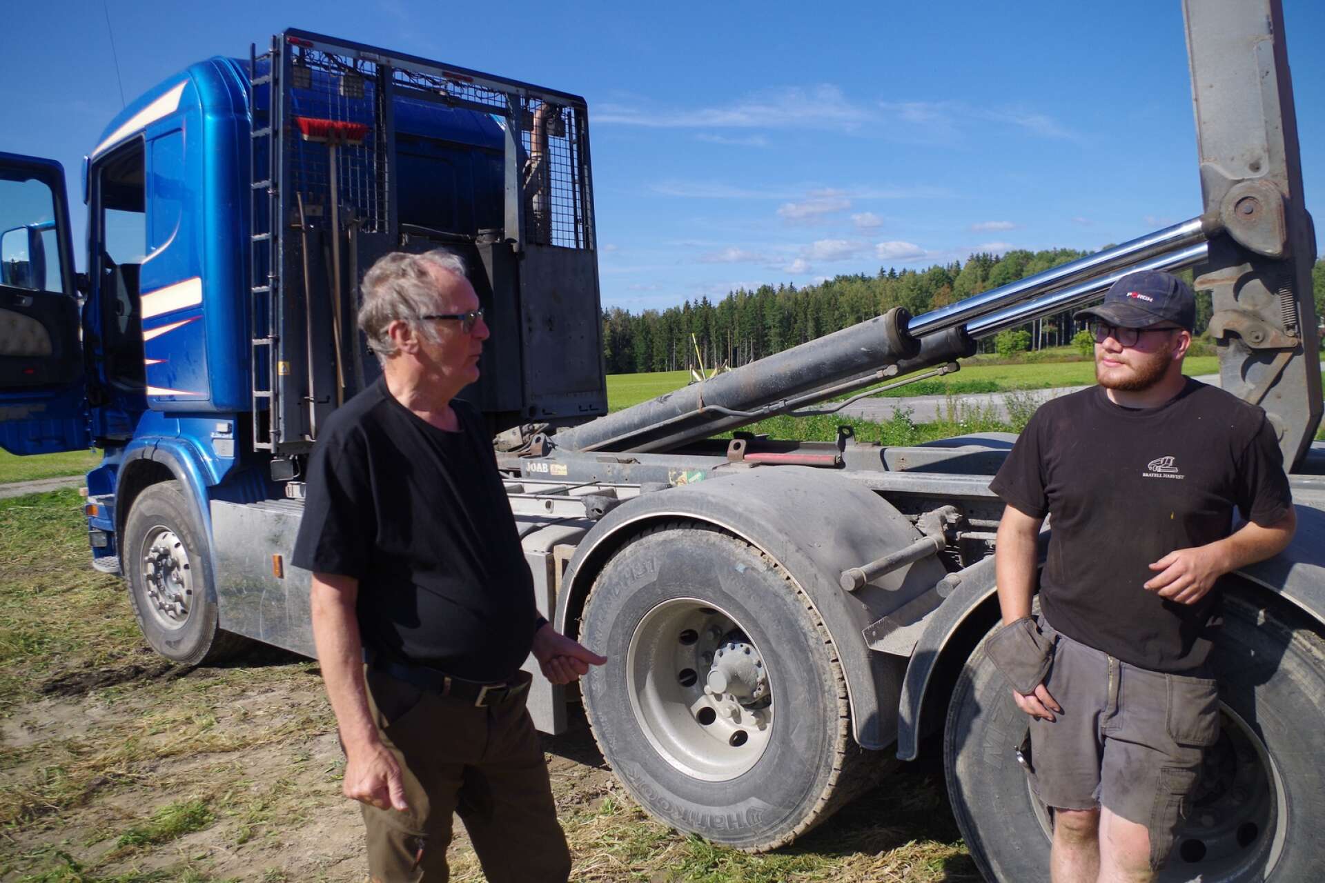 Eilert Gustafsson som tillsammans med sonen Jörgen arrenderar de 40 hektaren som ärtorna växer på, är nyfiken på hur skördearbetet går.