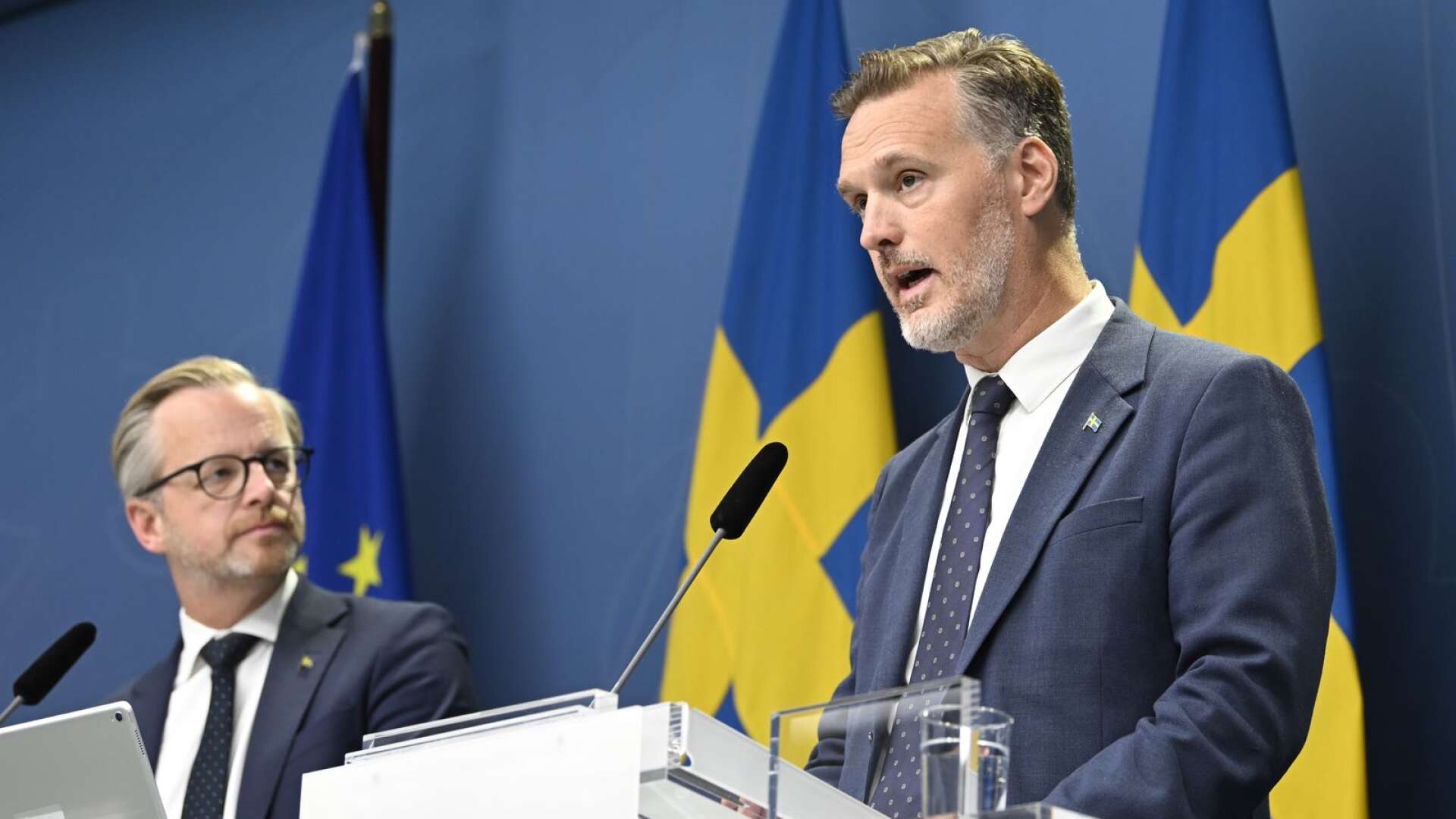 Finansminister Mikael Damberg (tv) och finansmarknadsminister Max Elger (S) ger kreditgarantier till elproducenter.