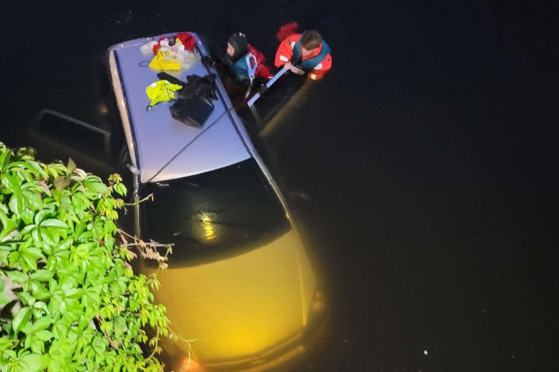Natten till tisdag fick räddningstjänsten ett larm om att en personbil hamnat i älven.