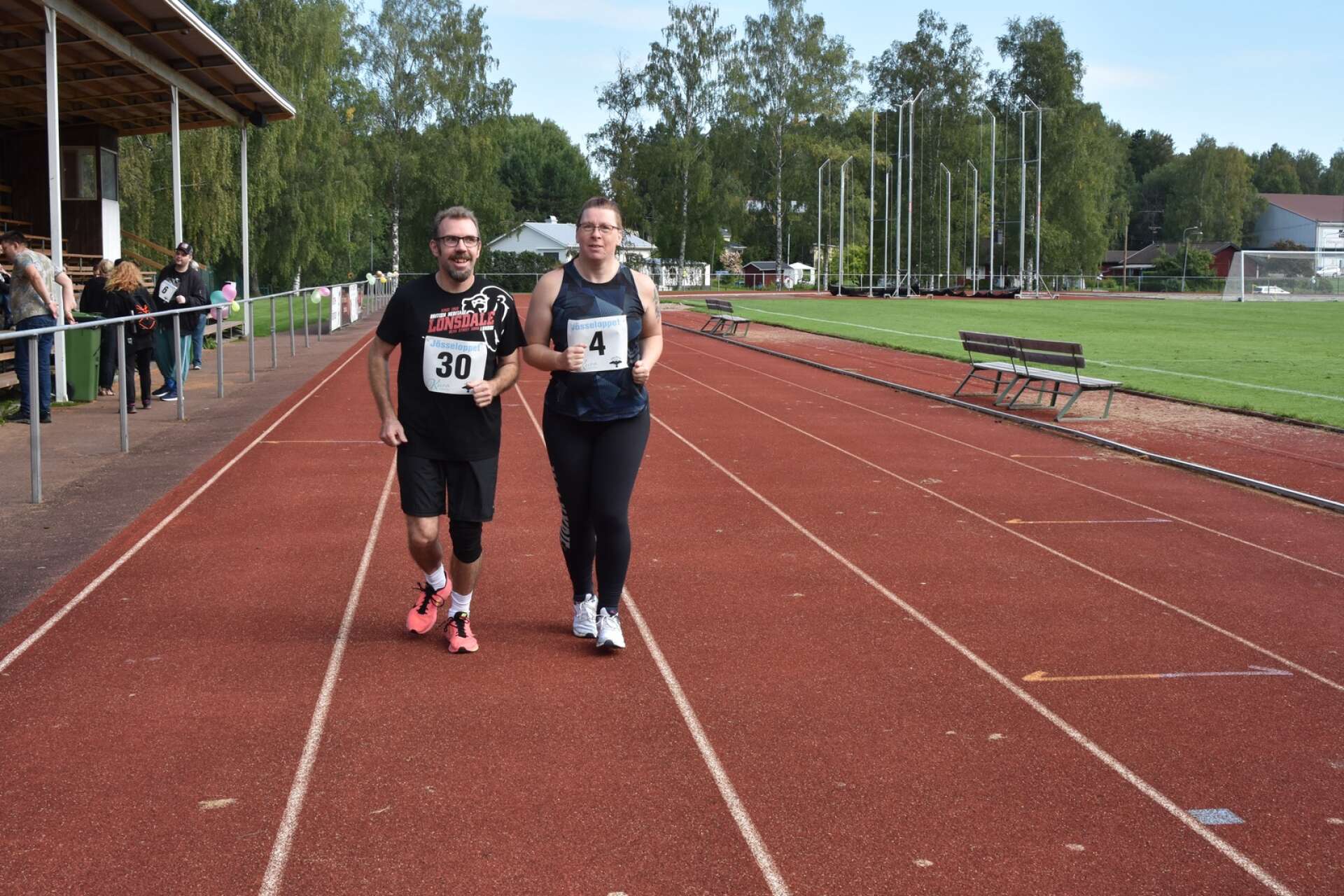 Jan-Ove och Anna-Lena Nilsson värmer upp med en liten joggingtur.