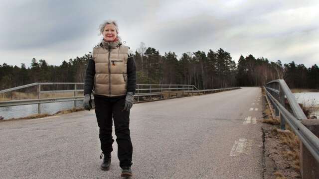 Helena Hallerhed möter upp på Hallerudsbron där kommungränsen mellan Töreboda och Karlsborg går.