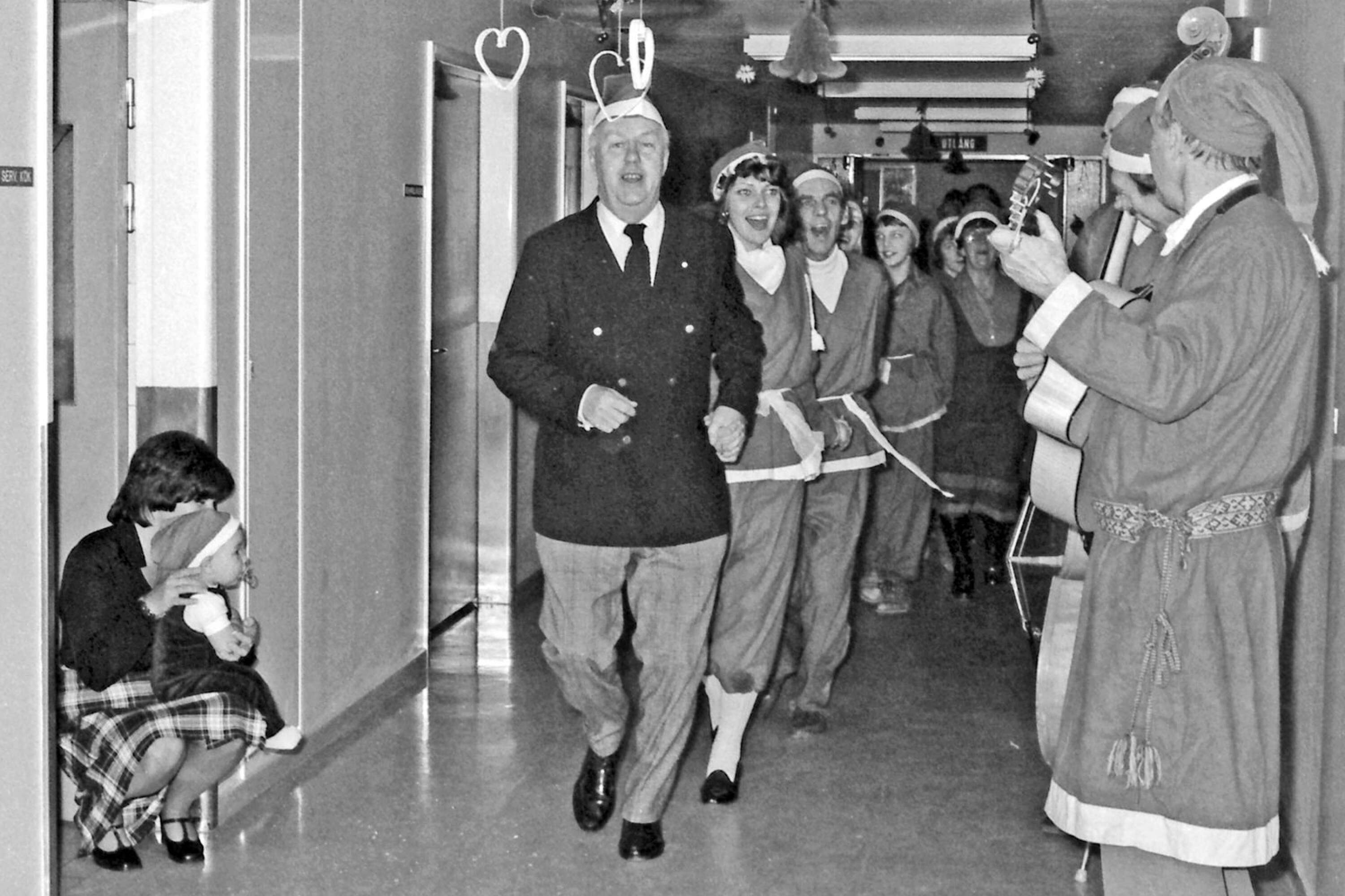 Under många år var det tradition att Sifhällatomtarna gjorde en långdans genom sjukhusets olika avdelningar. 1977 var det överläkare Bernt Löfgren som ledde dansen genom kirurgavdelningen.
