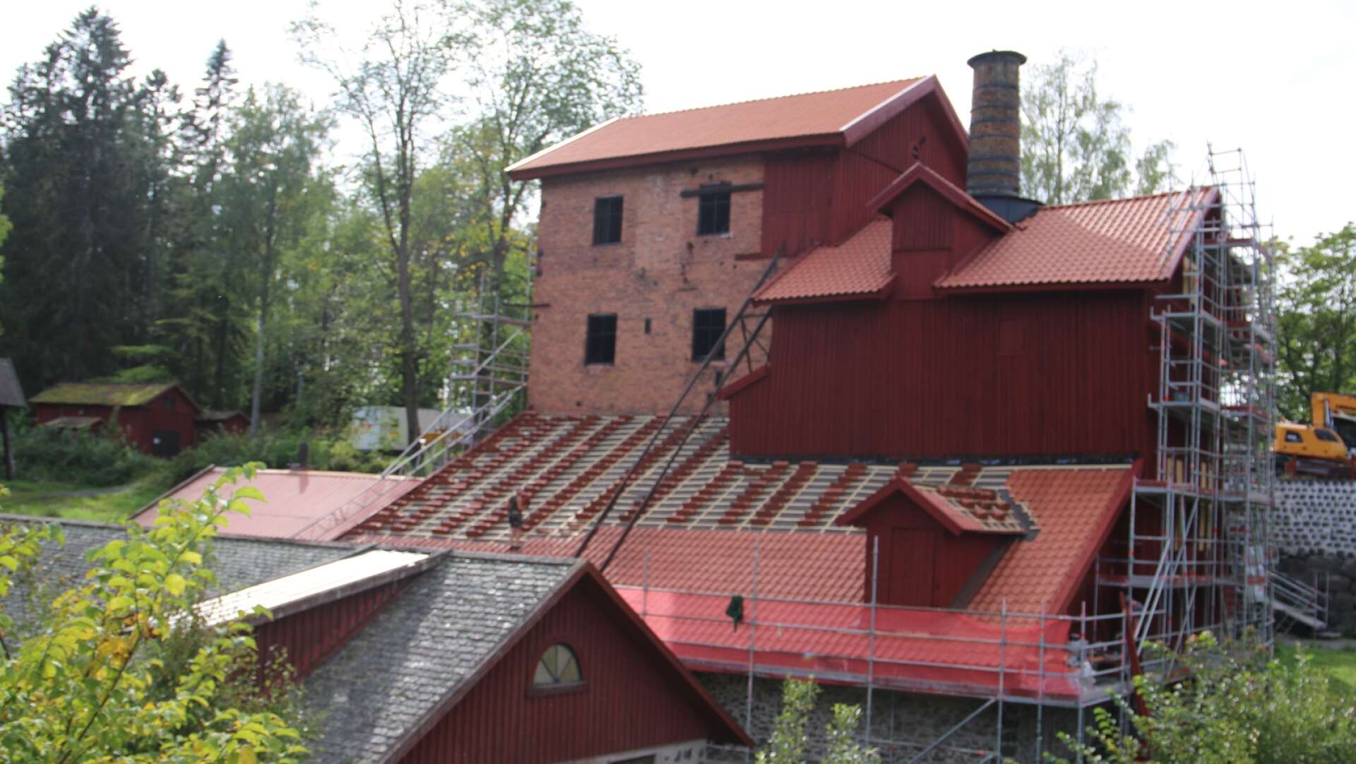 Granbergsdals hytta i full färd med att få nytt tak. 