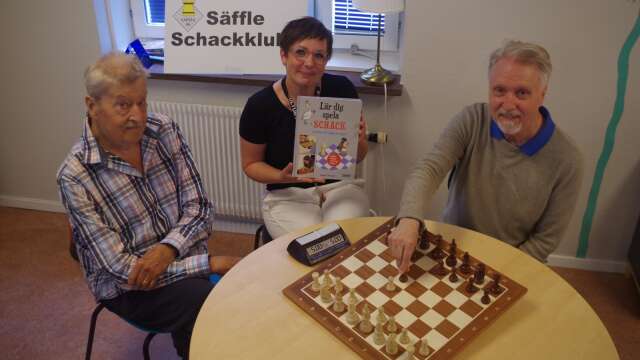 Från vänster Björn Wiklund, Caroline Goldstein samt Mats Wall är redo för att starta Sommarlovsschack under fyra tisdagar i juli