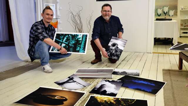 Rasmus Thuresson och Pär Larsson visar upp sina fotografier i en pop up- utställning i Lidköping. ”Det känns roligt”, säger Rasmus.
