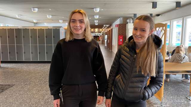 Frida Svensson, 18 år och Alina Atteblad, 19 år från Torsby gjorde högskoleprovet på Stjerneskolan