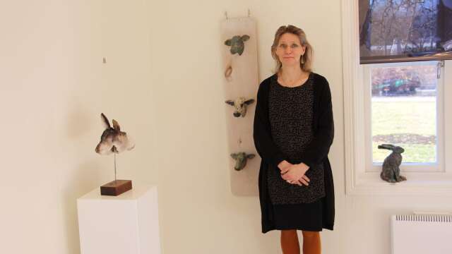 Anna Gärberg och hennes skulpturer vid en annan utställning, Arkivbild.