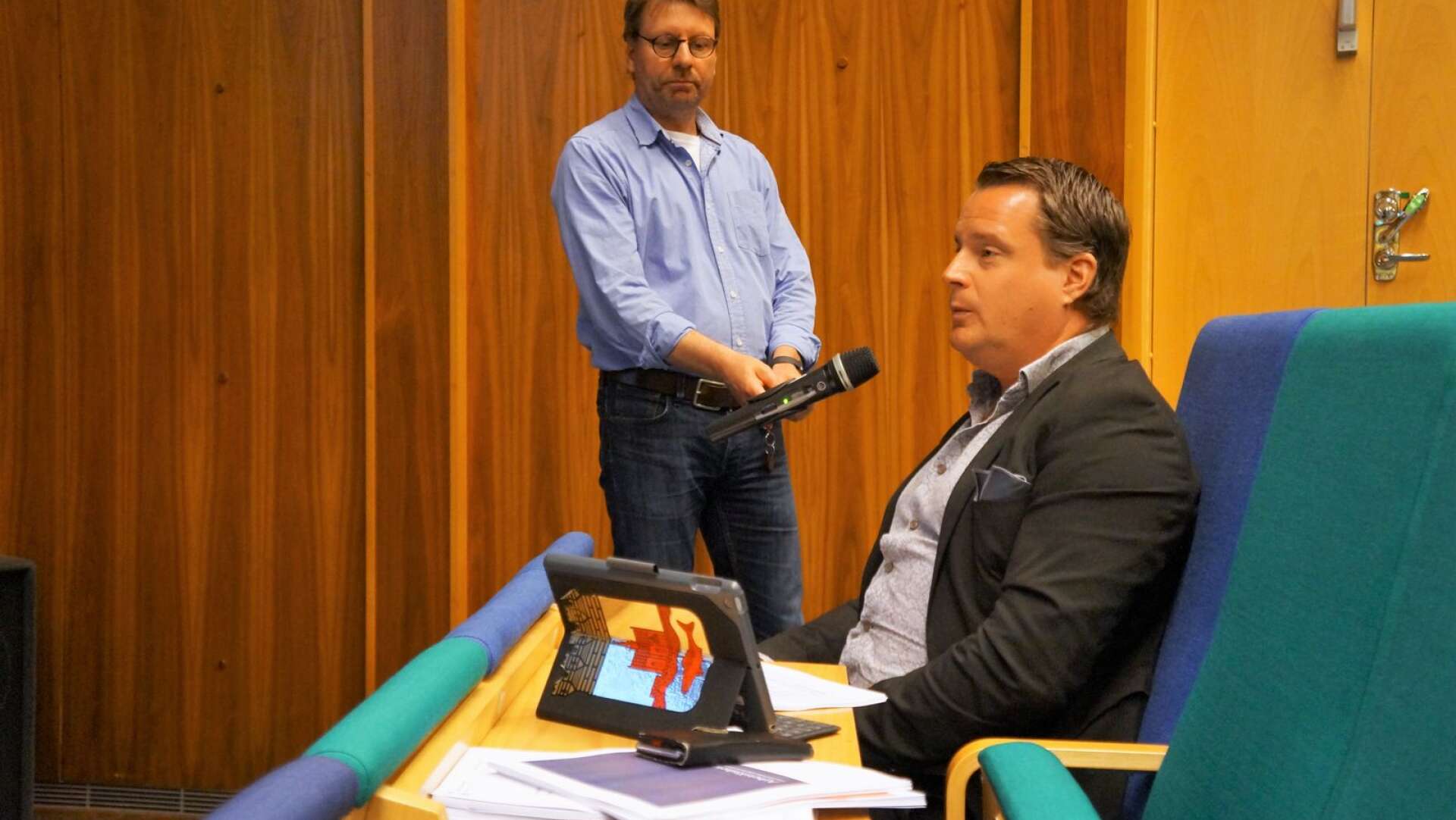 Kommunstyrelsens ordförande Michael Karlsson (S) undrar om inte bristen på enkla jobb ligger Åmål i fatet. Bakom syns kommunikatören Jan Andersson med mikrofonen.