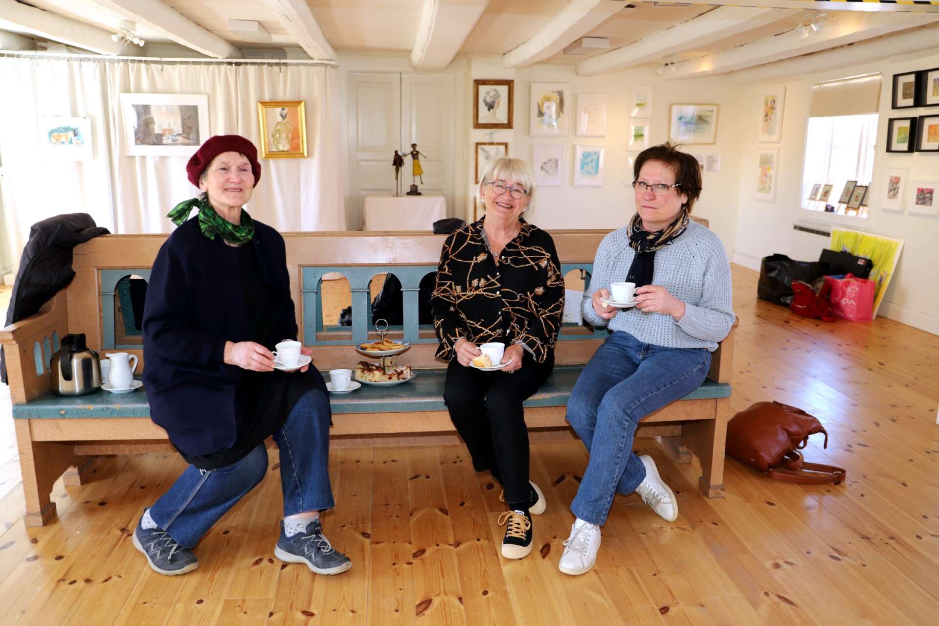 Maj-Lis Uller, Marion Bergsjö och Olga Karlsson ställer ut på Ulvsby herrgård i Sunne i sommar. De visar också konst av en ryss på flykt: den internationellt verksamme Konstantin Sterkhof.