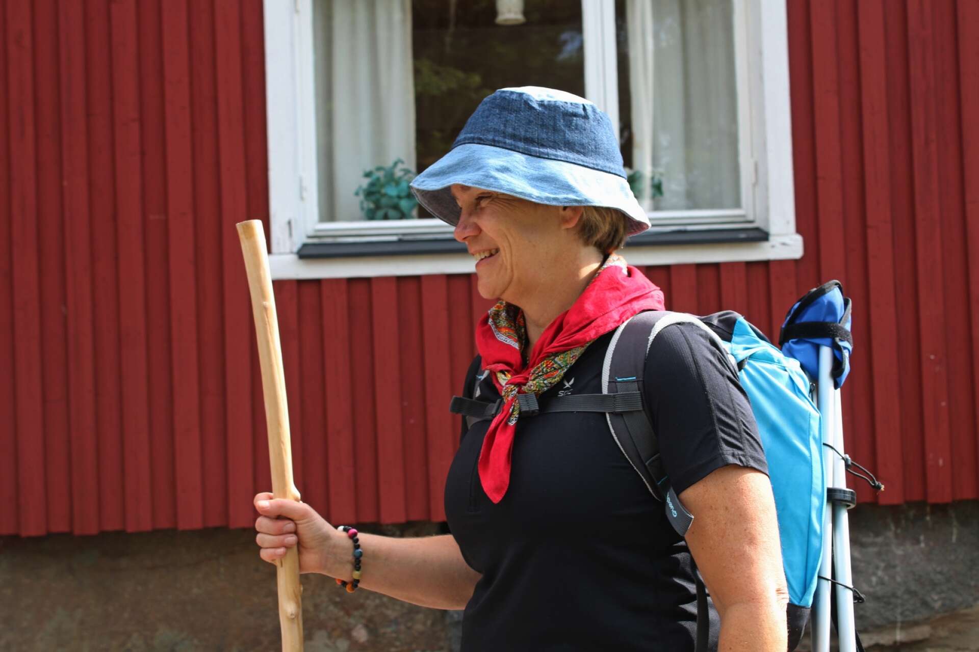 Att vandra med käpp är en pilgrimstradition som flera av deltagarna antog.