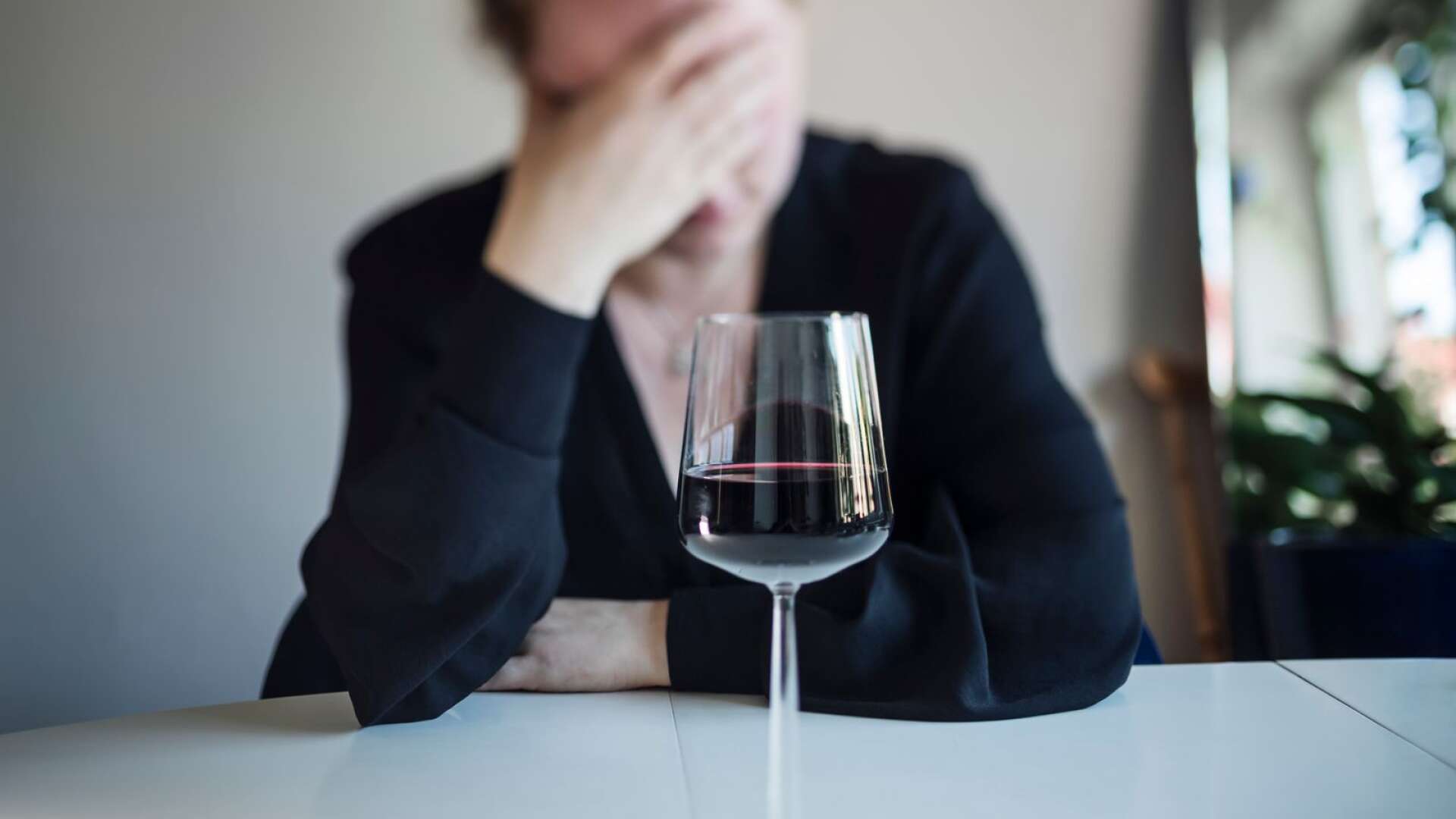 Den som använder alkohol lever mitt i den rådande alkoholnormen och ser inte hur den ibland leder till en konsumtion som inte beror på ett aktivt val, skriver Monica Ståhl och Johnny Mostacero.