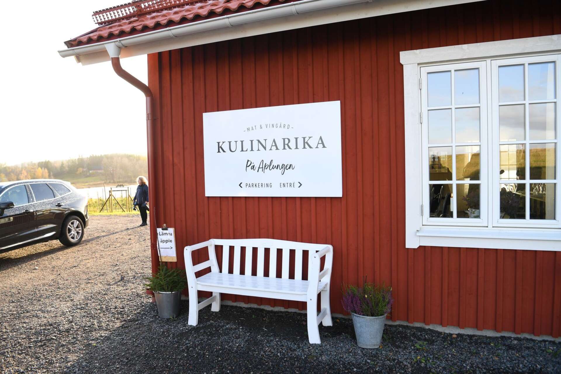 Kulinarika i Västra Ämtervik erbjuder härliga måltidsupplevelser, dryckesprovningar, mustning av dina äpplen eller päron, övernattning i egna småhus och väldigt mycket mer.
