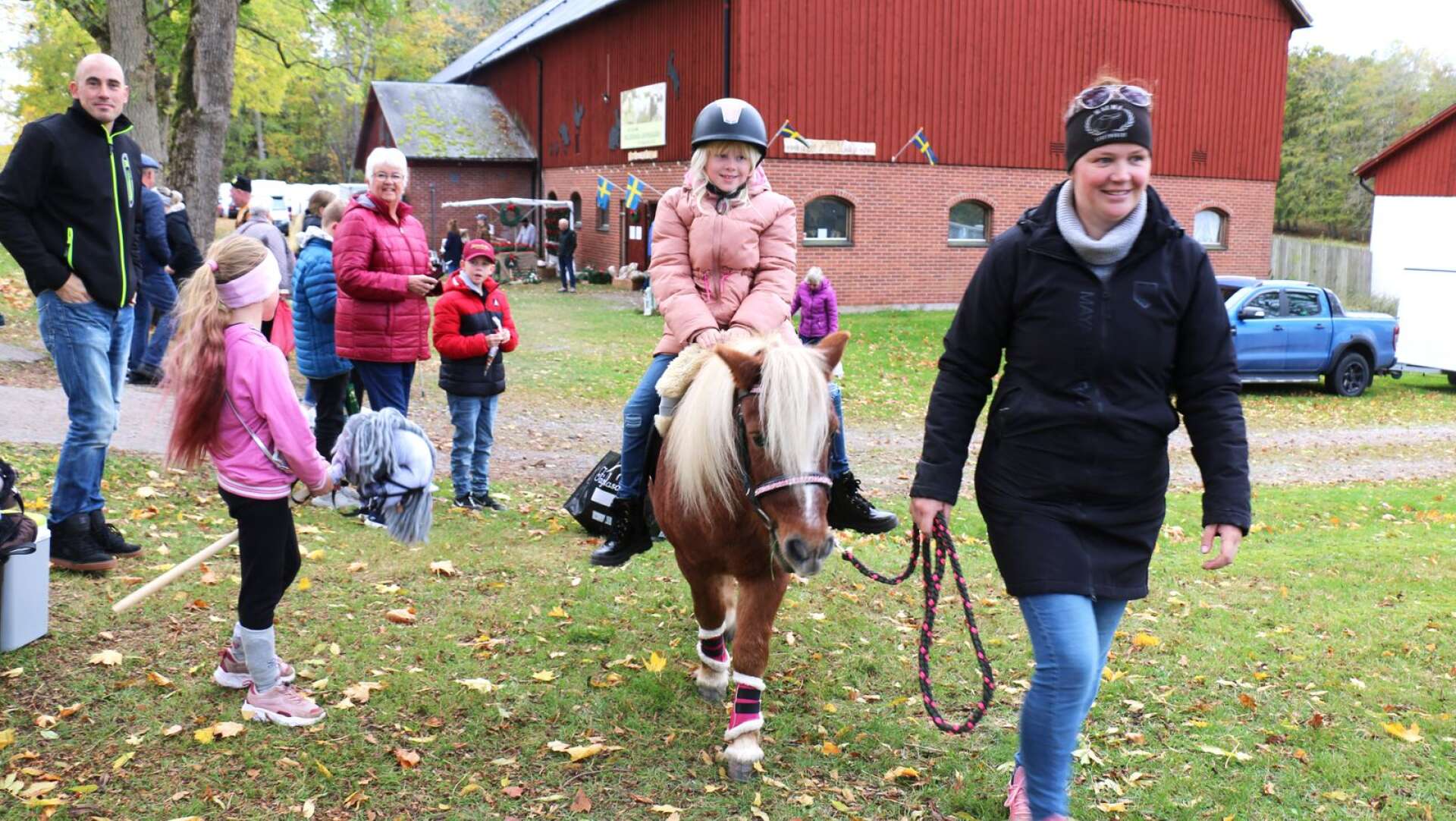 Svea Lans fick chansen att rida på ponnyn Bandit som leddes av ägaren Lina Johansson Alm från Åmål.