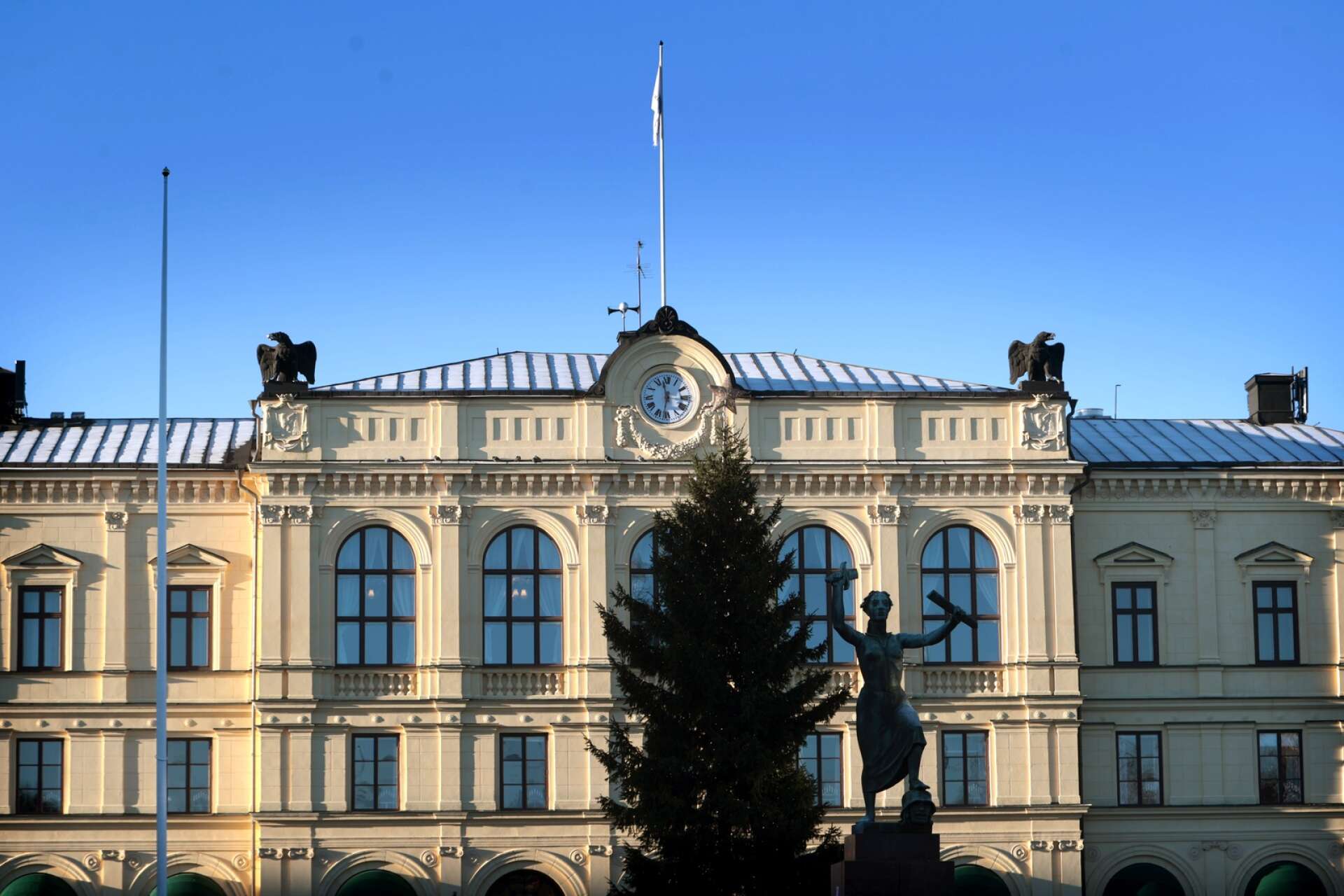 Värmlands tingsrätt dömer en man bosatt i Sunne kommun till fyra månaders fängelse efter upprepade brott.