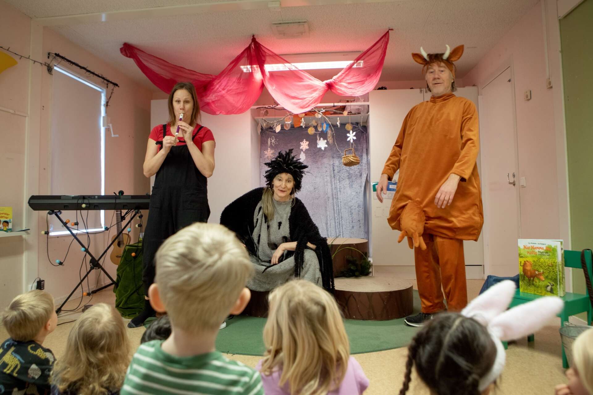 Tania Frid (musikanten), Sylwia Rakowska (Kråkan) och Peter Krantz (Mamma Mu) spelar upp föreställningen för barnen på Åskullens förskola. 