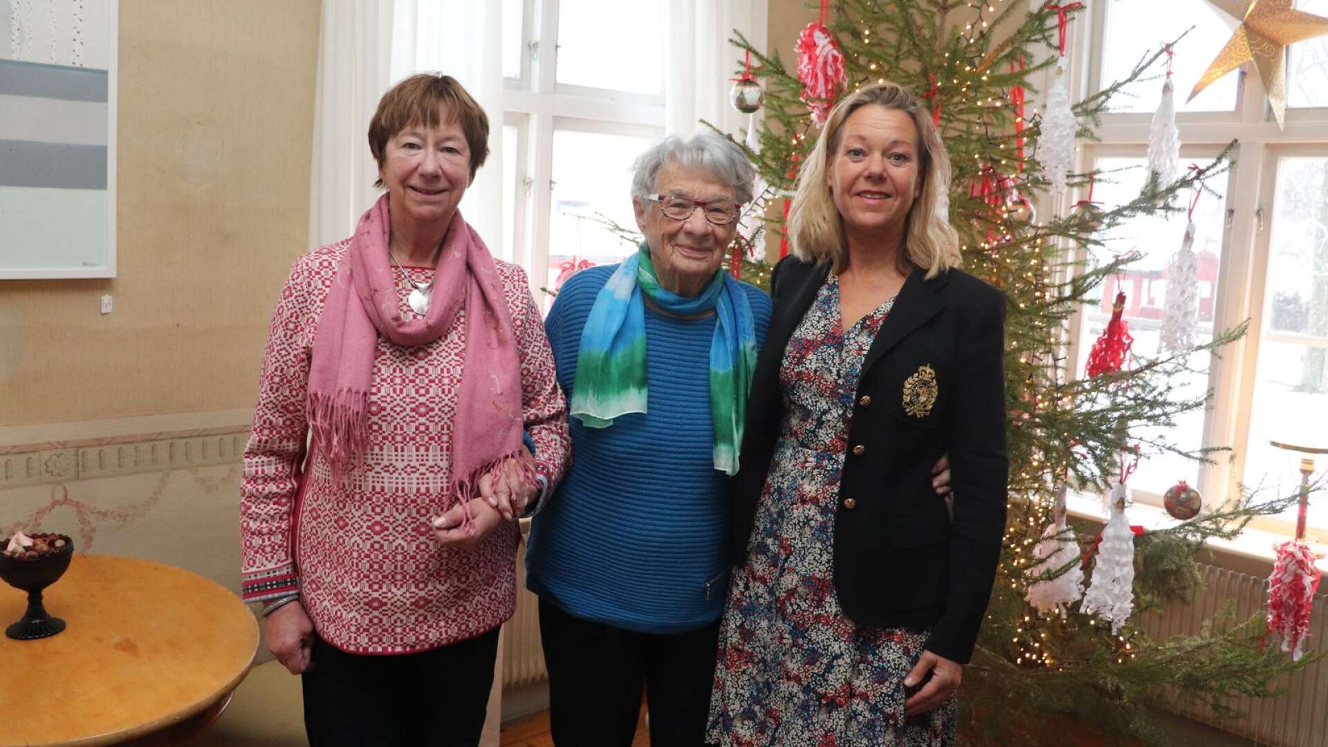 Två tidigare ägare och dagens ägare av Ulvsby herrgård – Länsmansgården, Ann Edberg, Anna-Stina Biörklund och Marianne Krönsjö.